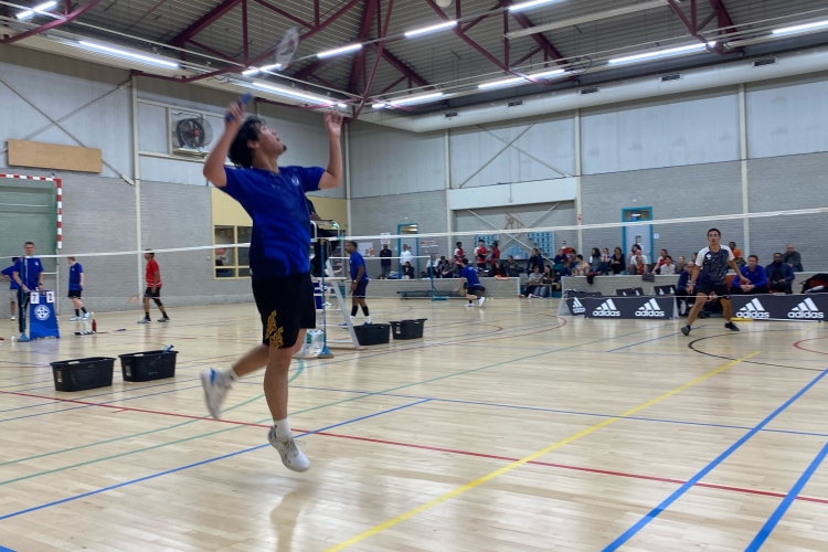 afbeelding met badmintonner van Van Zijderveld